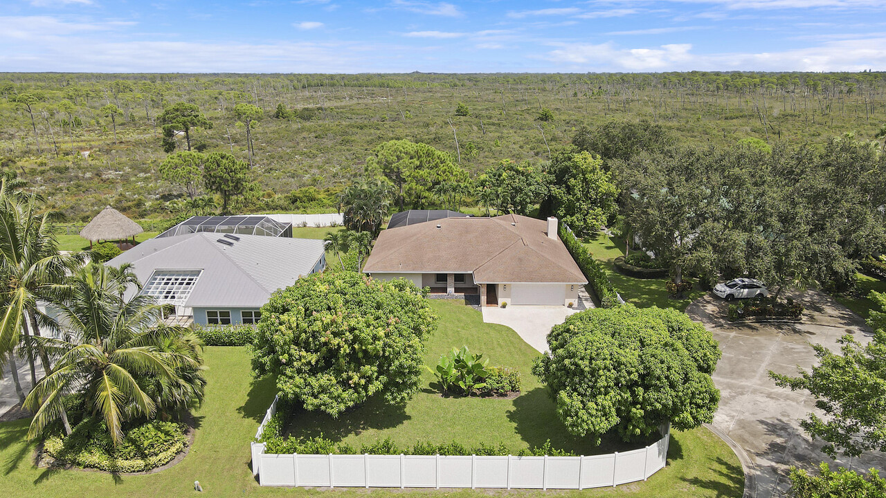 10661 SE Le Parc in Tequesta, FL - Building Photo