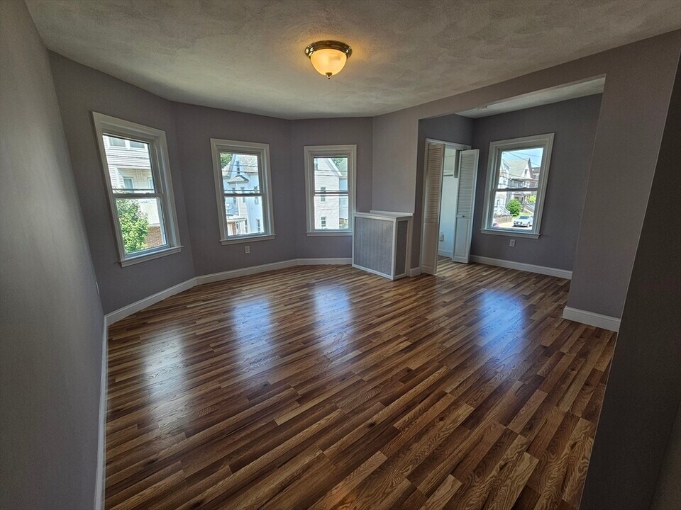 33 Linden St in Everett, MA - Building Photo