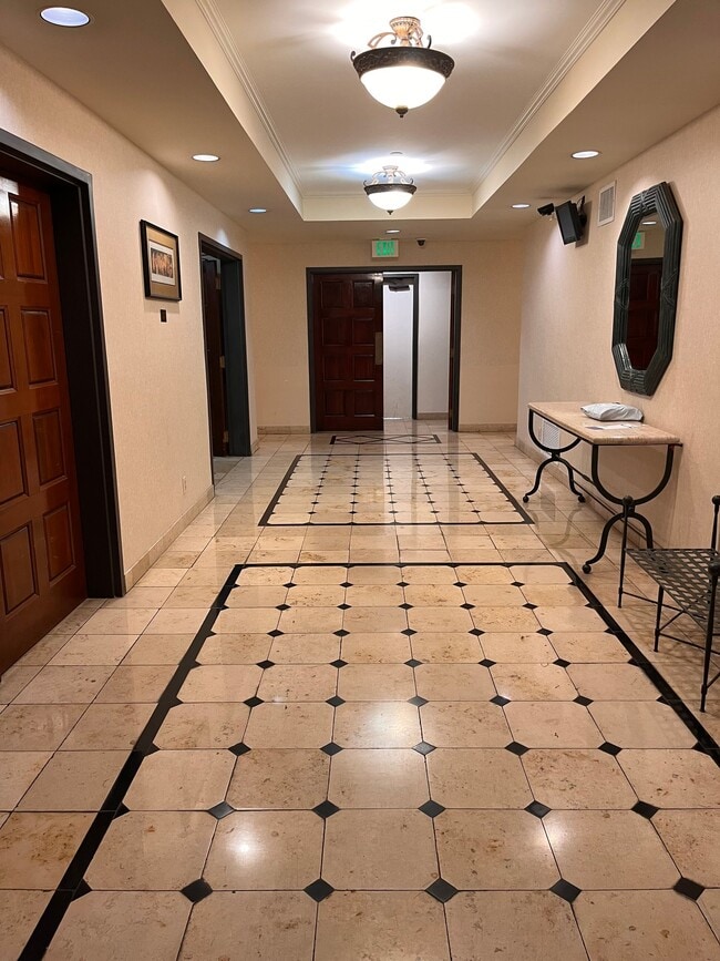 325 S Swall Dr in Los Angeles, CA - Building Photo - Building Photo