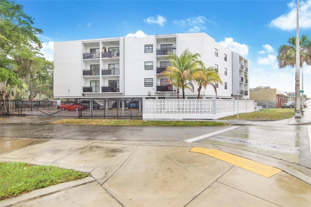 888 NE 132nd St in North Miami, FL - Building Photo