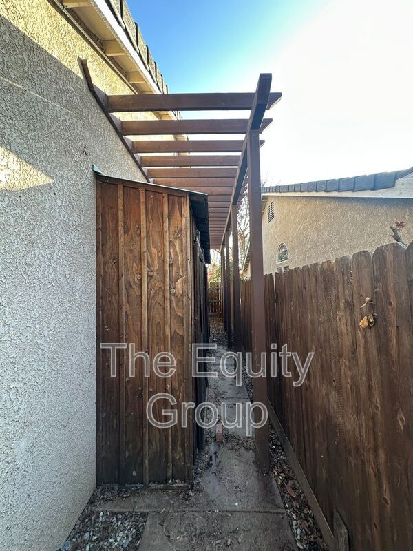 2650 W Oakridge Ave in Visalia, CA - Building Photo - Building Photo