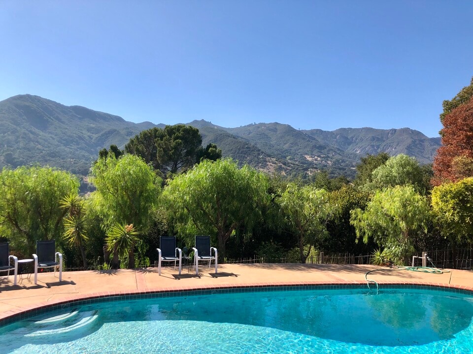 156 Muerdago Rd in Topanga, CA - Building Photo