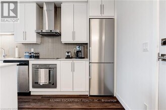 2087 Fairview St in Burlington, ON - Building Photo - Building Photo