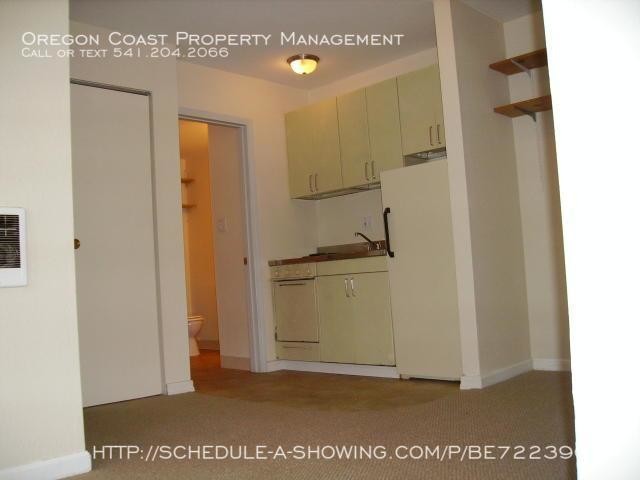 1810 NW Harbor Ave-Unit -Unit B in Lincoln City, OR - Building Photo - Building Photo