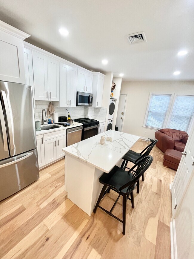 162 Centre St, Unit 1 in Boston, MA - Building Photo - Building Photo