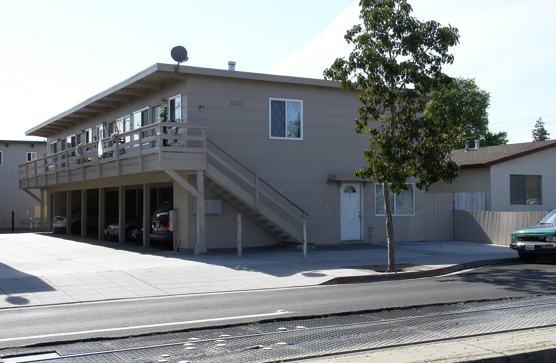 590 Chestnut St in Redwood City, CA - Building Photo