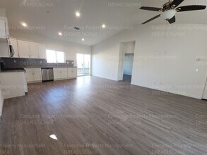9716 Krista Vineyard Way-Unit -B in Bakersfield, CA - Building Photo - Building Photo