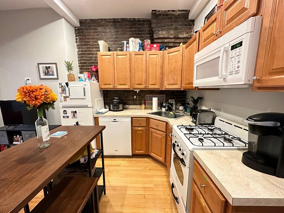 204 Endicott St, Unit 1 in Boston, MA - Building Photo