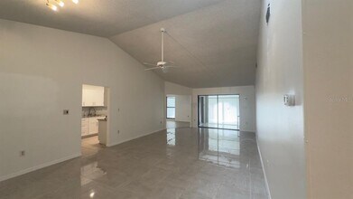 4765 Oak Forest Dr W in Sarasota, FL - Building Photo - Building Photo