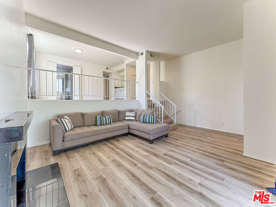 11730 Moorpark St in Los Angeles, CA - Building Photo