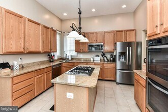 46814 Snow Hill Way in Sterling, VA - Foto de edificio - Building Photo