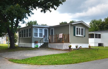 1042 Violet Ave in Hyde Park, NY - Building Photo - Building Photo