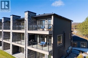 253 Crescent Bay Ln in Huntsville, ON - Building Photo