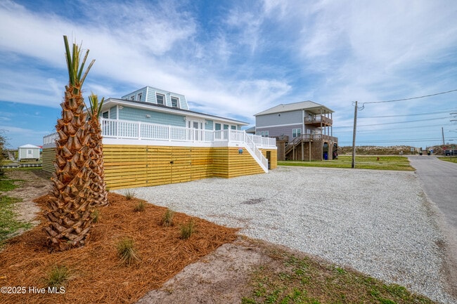 304 Marina Way in North Topsail Beach, NC - Building Photo - Building Photo
