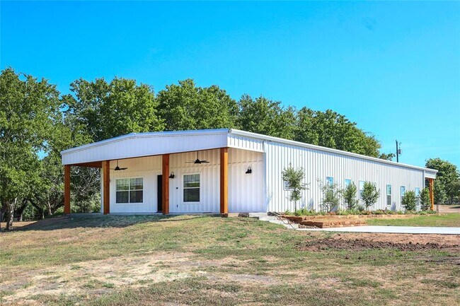 400 E Mill St in Round Top, TX - Building Photo - Building Photo