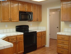 175 Pelican Loop in Pittsburg, CA - Building Photo - Building Photo