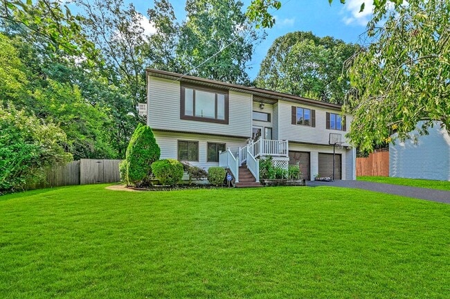 15 Newfoundland Ave in Huntington, NY - Building Photo - Building Photo