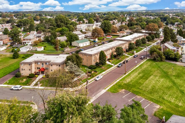 Pear Tree Court in Stowe, PA - Foto de edificio - Building Photo
