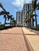 6075 Pelican Bay Blvd in Naples, FL - Building Photo