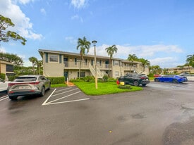 50 Stratford Ln W in Boynton Beach, FL - Building Photo