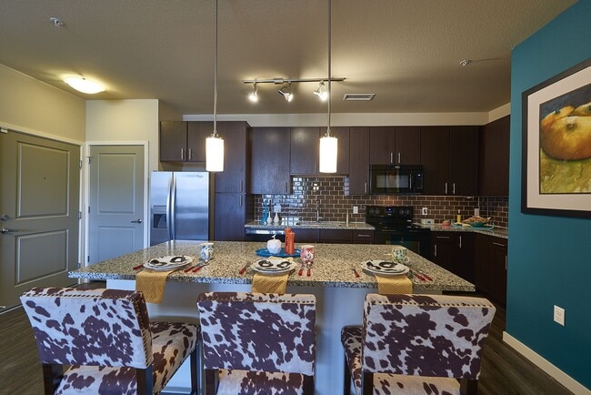 HiLine at Littleton Commons in Littleton, CO - Foto de edificio - Building Photo