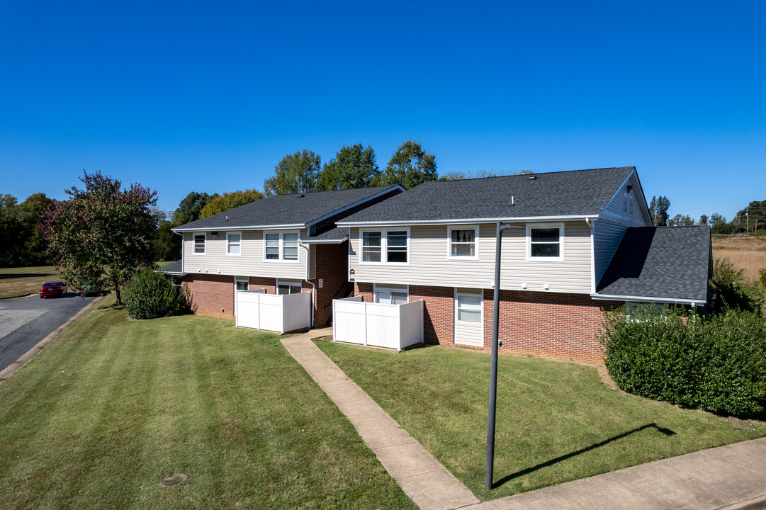 Heritage Acres Apartments in Dillwyn, VA - Building Photo