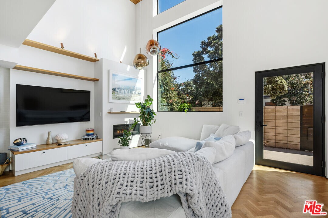 303 Windward Ave in Los Angeles, CA - Building Photo