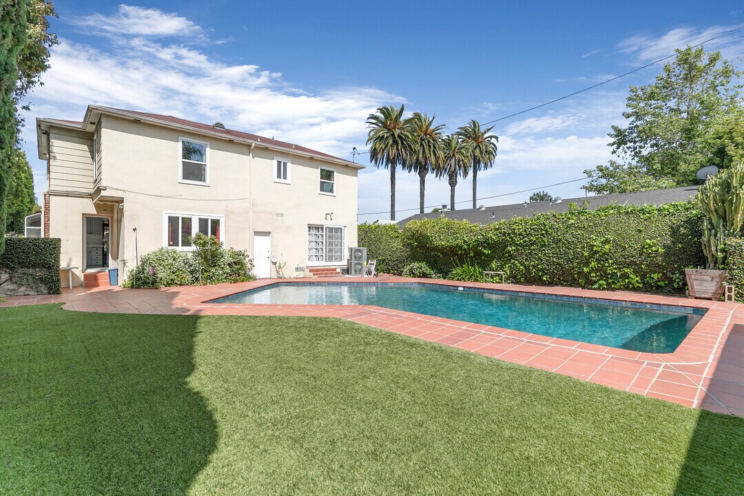 2201 Manning Ave in Los Angeles, CA - Building Photo