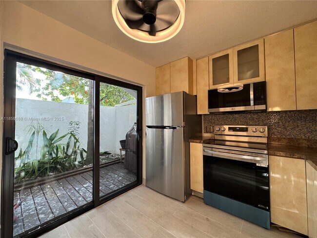 20940 Bay Ct in Miami, FL - Building Photo - Building Photo