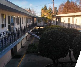 Alhambra Manor Apartments in Martinez, CA - Building Photo - Building Photo