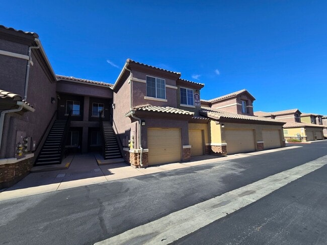 6868 Sky Pointe Dr in Las Vegas, NV - Building Photo - Building Photo