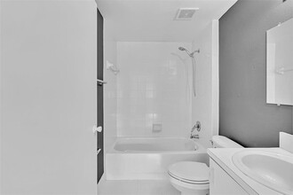 3221 Sabal Palm Mnr, Unit 105 in Hollywood, FL - Building Photo - Building Photo