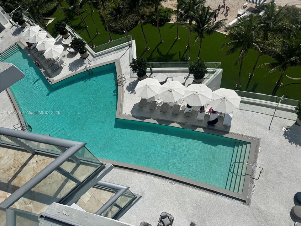17001 Collins Ave in Sunny Isles Beach, FL - Foto de edificio