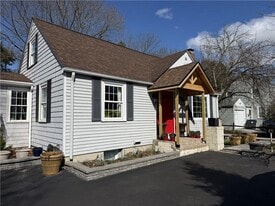 207 Main Ave in Warwick, RI - Building Photo