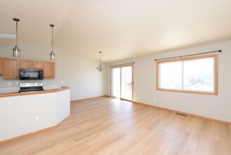 5124 48th Ave S in Fargo, ND - Foto de edificio - Building Photo