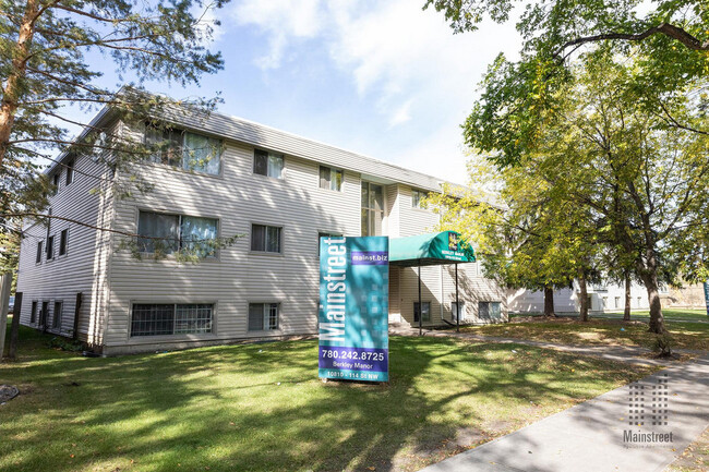 Berkley Manor in Edmonton, AB - Building Photo - Building Photo