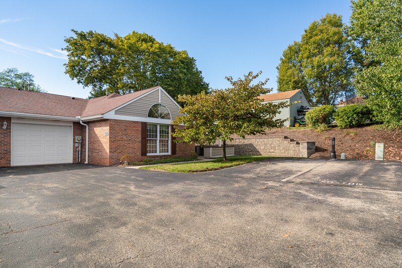 702 Dehaven Ct in Glenshaw, PA - Building Photo