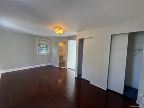1 Birchwood Ave in Port Washington, NY - Building Photo - Building Photo