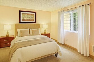 Whispering Cedars in Lynnwood, WA - Foto de edificio - Building Photo