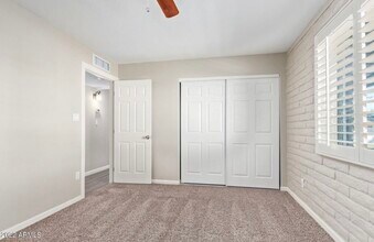 2429 W Sunnyside Ave in Phoenix, AZ - Foto de edificio - Building Photo