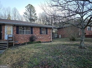 6480 Lower Dixie Lake Rd in Union City, GA - Building Photo - Building Photo