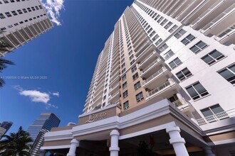 801 Brickell Key Blvd in Miami, FL - Building Photo - Building Photo