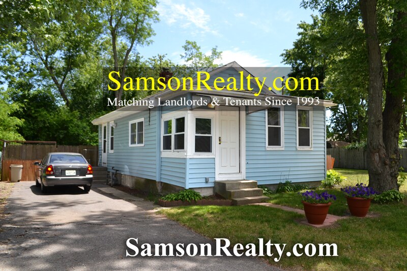 84 Ryan Ave in Warwick, RI - Foto de edificio