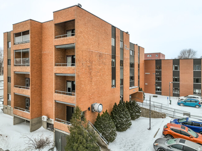 2375 Robert-Giffard Av in Québec, QC - Building Photo - Primary Photo