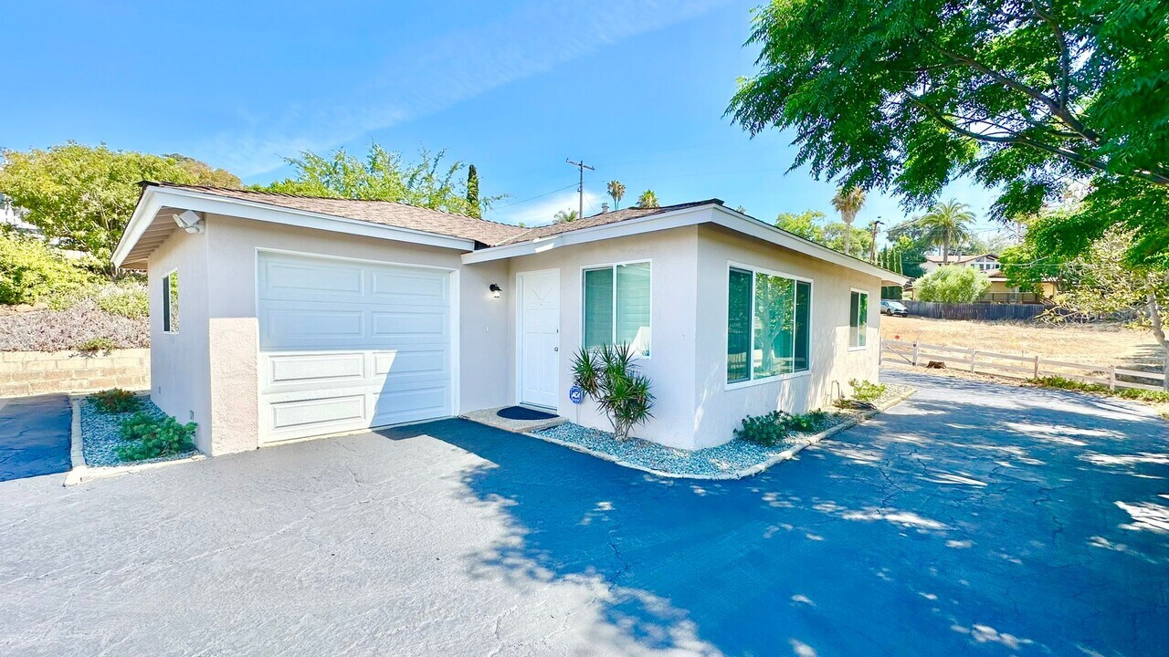 204 Avalon Dr in Vista, CA - Building Photo