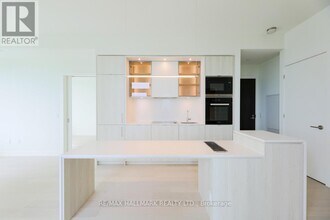 11-4711 Yorkville Ave in Toronto, ON - Building Photo - Building Photo