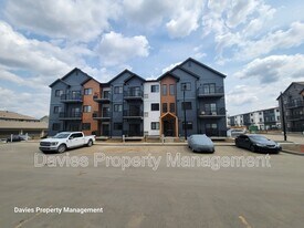 9219-9228 228 St NW in Edmonton, AB - Building Photo