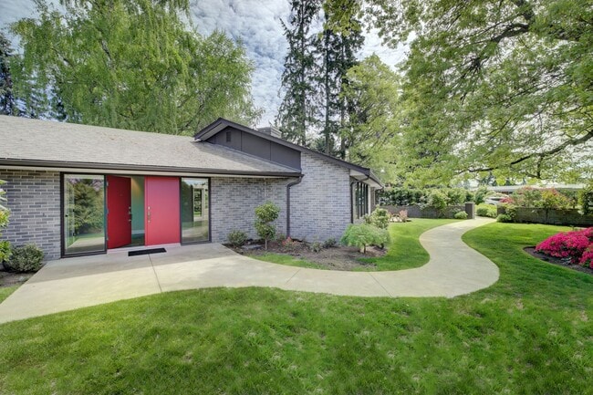 9160 NE 19th St in Clyde Hill, WA - Building Photo - Building Photo