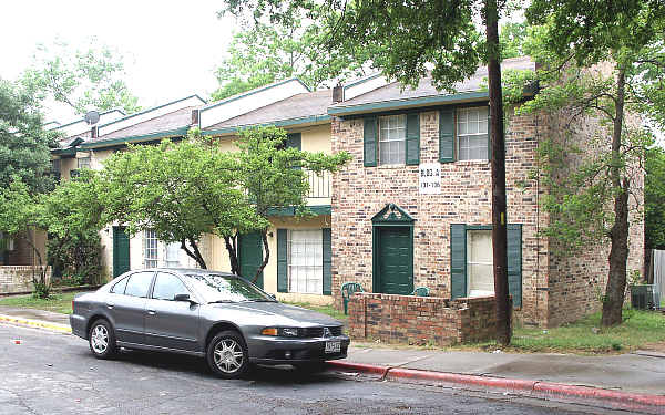 Orleans Court Condos in Austin, TX - Foto de edificio - Building Photo