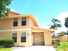 Wow! 2 bedroom, 2.5 bath, two story townho in Altamonte Springs, FL - Building Photo